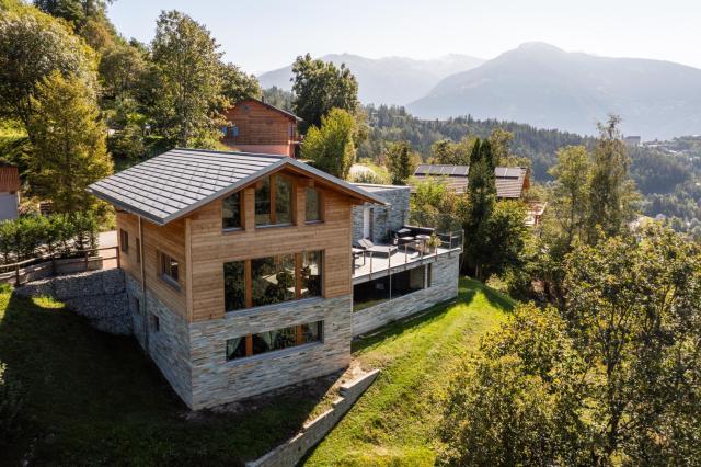 Résidence moderne avec jacuzzi