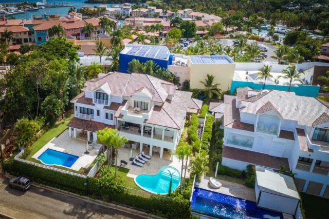 Seaside Bliss with pool and spectacular view