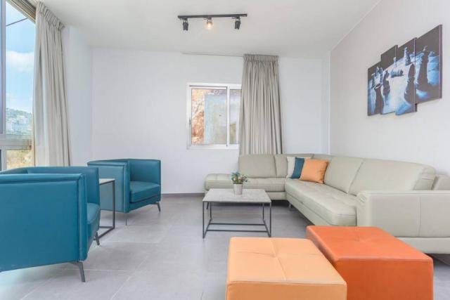 Grey 305, Modern 2Bedroom Apartment in Awkar