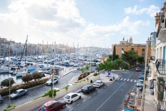 Vittoriosa Seafront Highly Furnished Apartment FL 4