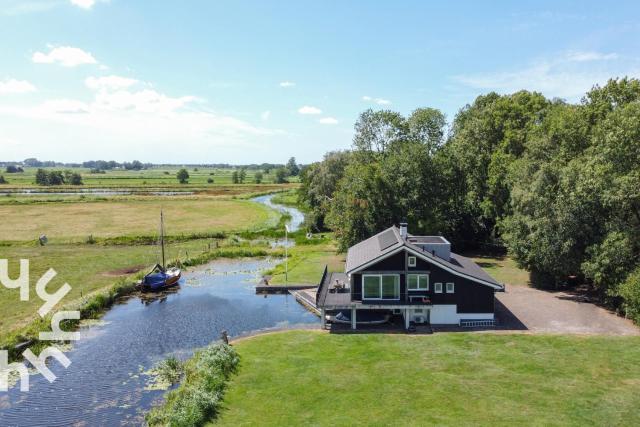 OV573 - Luxurious, modern holiday villa for 11 people on the water near Giethoorn