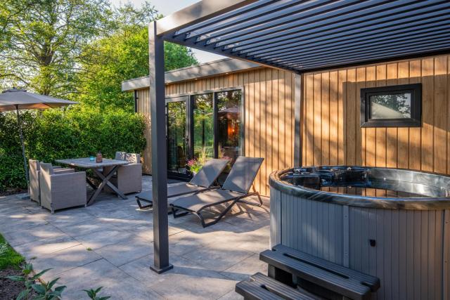 Wellnesslodge Scholekster met jacuzzi en uitzicht