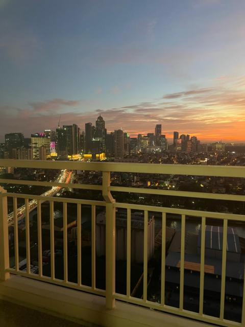 Near Bgc Ortigas 1Br Wi-Fi Netflix balcony skyline