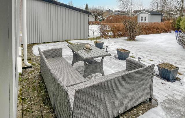 Beautiful Home In Örebro With Kitchen