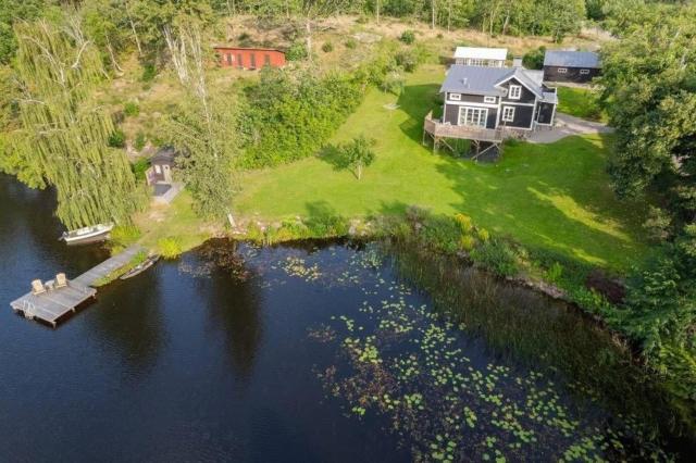 Hjorted - Ferienhaus mit Kamin in direkter Seelage