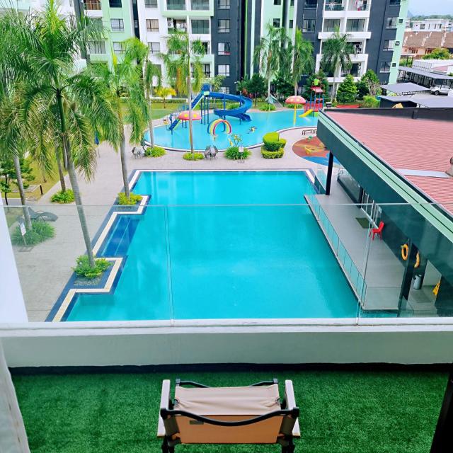 B3 Superb PoolView Manhattan Waterpark Homestay Ipoh4-8Pax NETFLIX