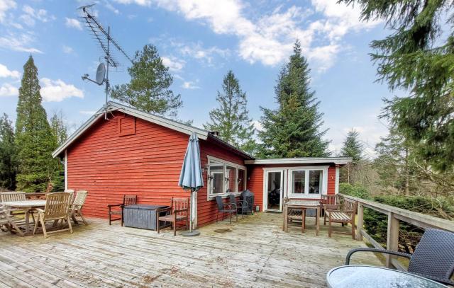 Beautiful Home In Örkeljunga With Kitchen