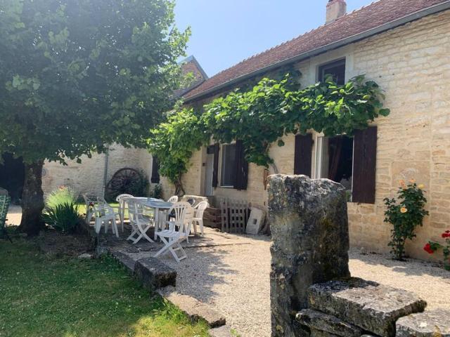 FERME FAMILIALE DANS UN VILLAGE BOURGUIGNON 12 pl 3 nuits minimum