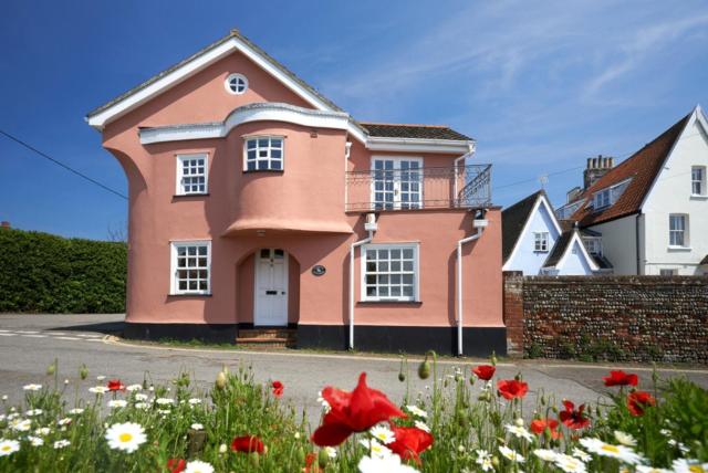 Corner Cottage - The Pink House