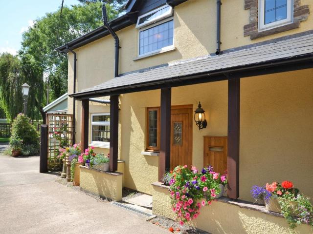 2 Bed in Crickhowell 76431