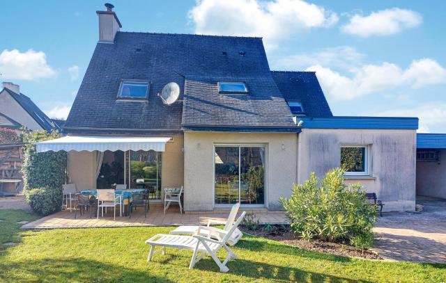 Cozy Home In Locquénolé With Kitchen