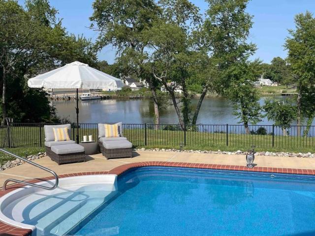 Luxury Waterfront Private Pool Dock Near Cambridge