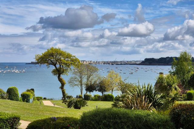 Nest with beautiful garden and sea view