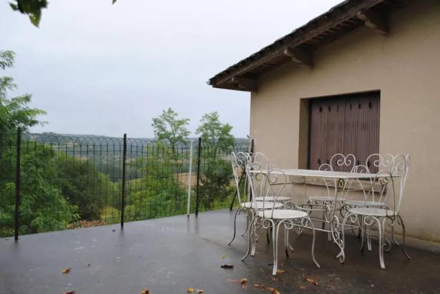 Maison chaleureuse en Pays de Belves avec terrasse et jardin