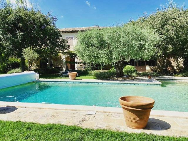 Mas avec Jardin, Piscine, 5 Chambres et 4 Salles de Bain à Carpentras, Proche Mont Ventoux - FR-1-767-7