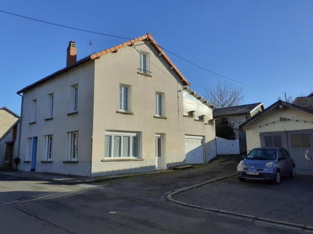 Gîte élégant avec 3 chambres, cour fermée et terrasse, proche des activités de montagne et de Vichy - FR-1-489-497