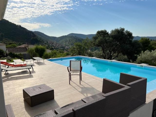 Villa l'Esquirol with view and pool