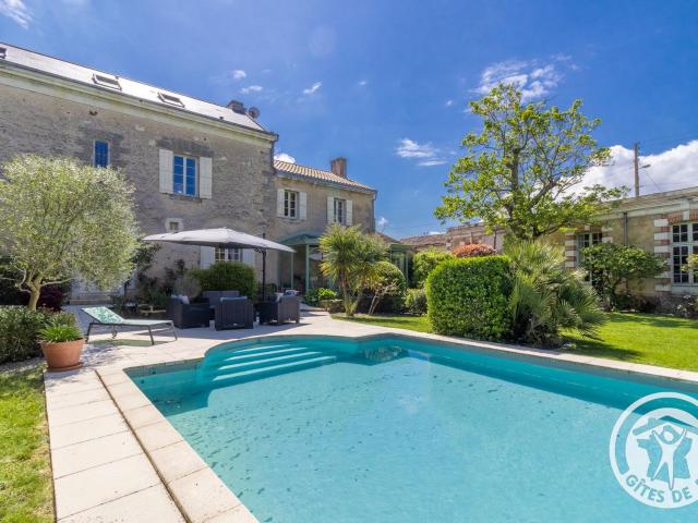 Séjour de charme avec piscine à Saint-Georges-sur-Layon, proche de Saumur et des châteaux de la Loire - FR-1-622-81