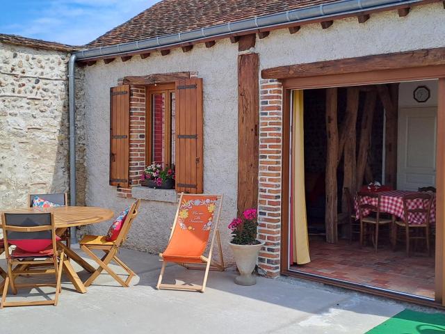 Chaleureux Gîte avec Terrasse à Proximité de la Loire et des Sites Touristiques - FR-1-590-433