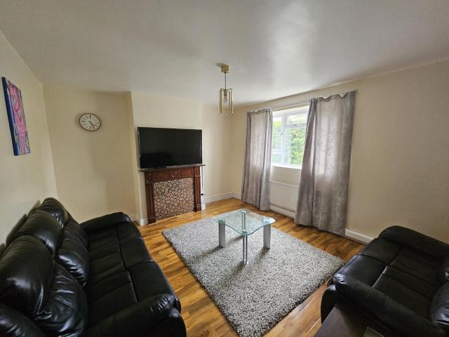 Newly decorated 2 bedroom flat in South East London