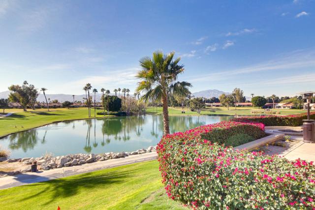 Pet-Friendly Palm Desert Gem on Golf Course!