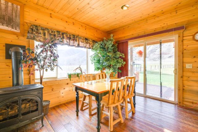 Pet-Friendly Idaho Home on the Salmon River!