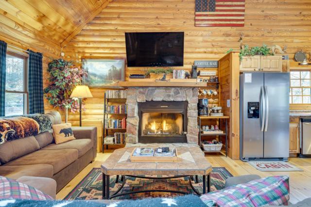 Pet-Friendly Cabin with Loft 5 Mi to Lake Lure!