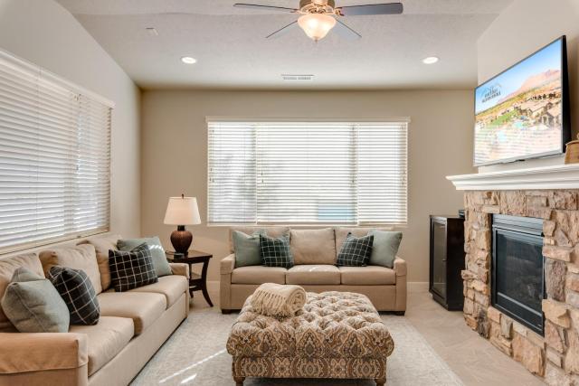 7| Arches in St George with Red Mtn Back Patio Views