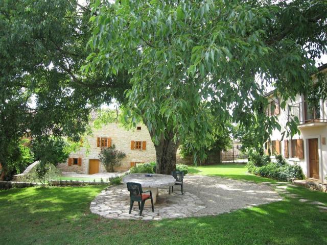 Ferienhaus auf zwei Etagen mit gehobener Ausstattung und offenen Kaminen und Pool im Garten