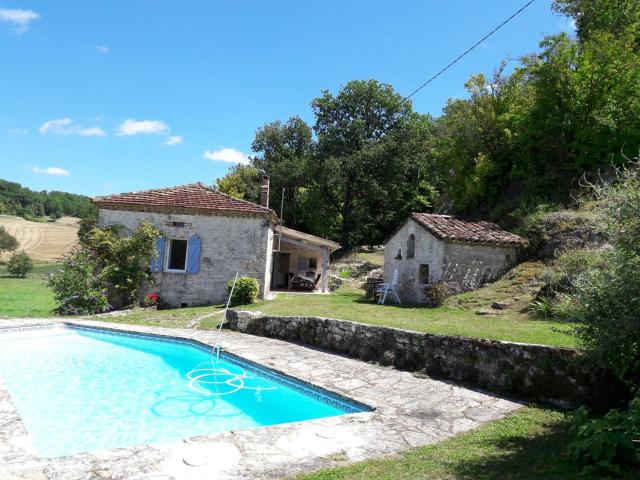 Dans hameau avec piscine privée