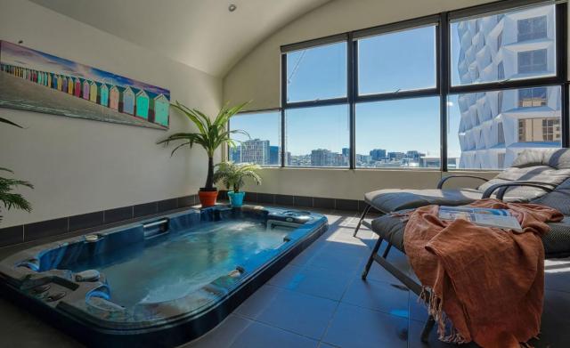 Urban Oasis Stay with Gym Sauna and Hot Tub