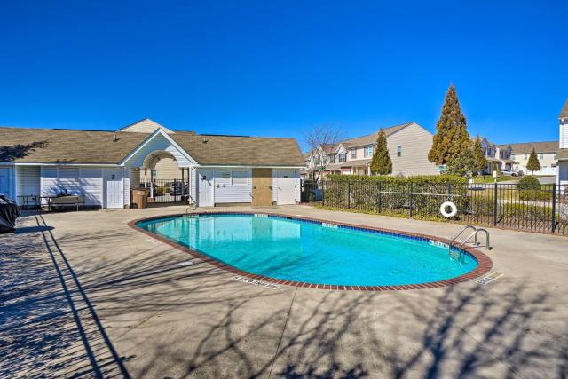 Cozy Greensboro Townhome with Community Pool and Grill