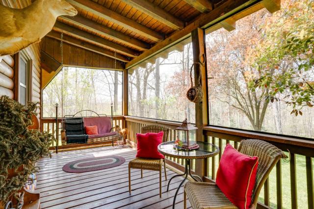 Peaceful Luray Cabin with Hot Tub, Deck and Fire Pit!