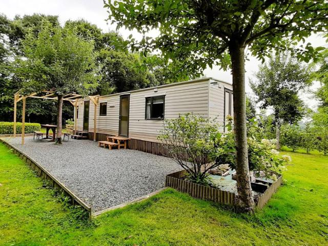 Well-equipped mobile home with garden in Normandy