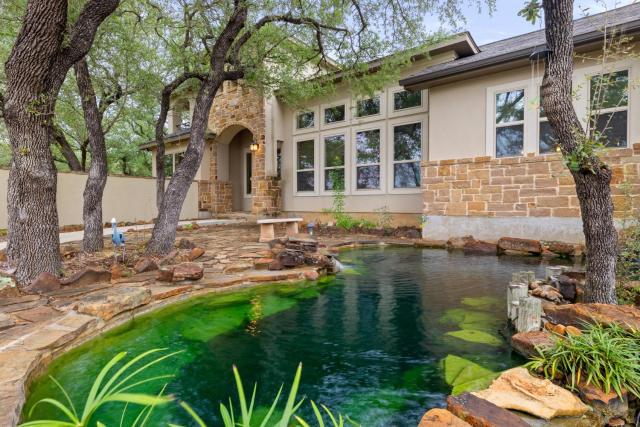 4 minutes from Canyon Lake with Jacuzzi, BBQ, Firepit, 1GbpWifi, and More