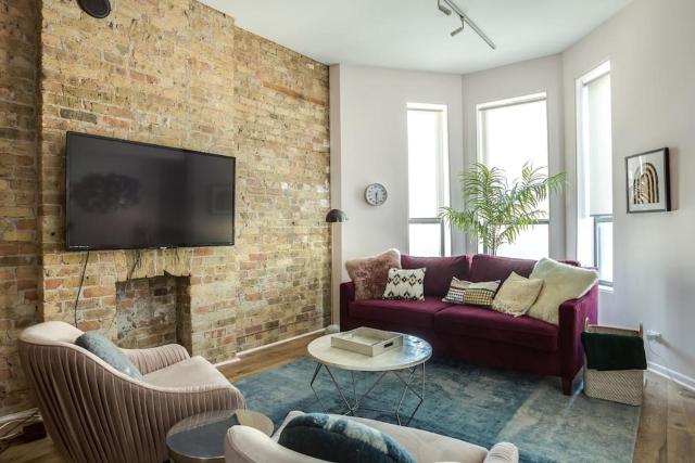 Beautifully Remodeled Second Floor Flat in River North - 2N