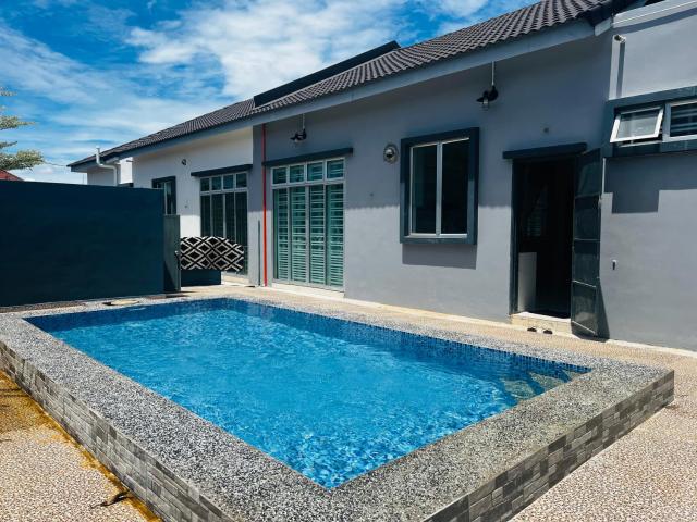 Villa Pool Kepala Batas