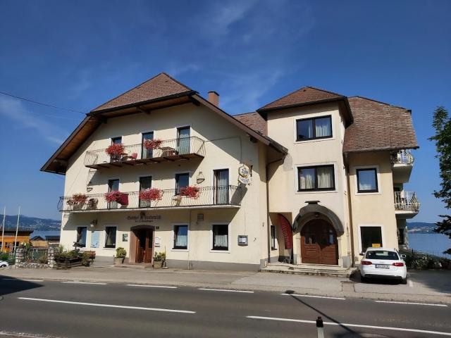 Gasthof mit Seeterasse & Appartements Zur Landeroith