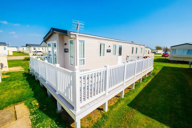 MP639 - Camber Sands Holiday Park - 3 Bedroom - Sleeps 8 - Large gated decking - Close to facilities