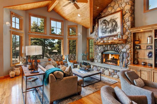 Deer Valley Ultimate Mansion with Luxury Amenities, Recreation, Hot Tub, Gourmet Kitchen!