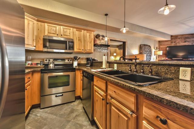 Great Location & Luxury Amenities with Year-Round Recreation Access! Park City Silverado Lodge