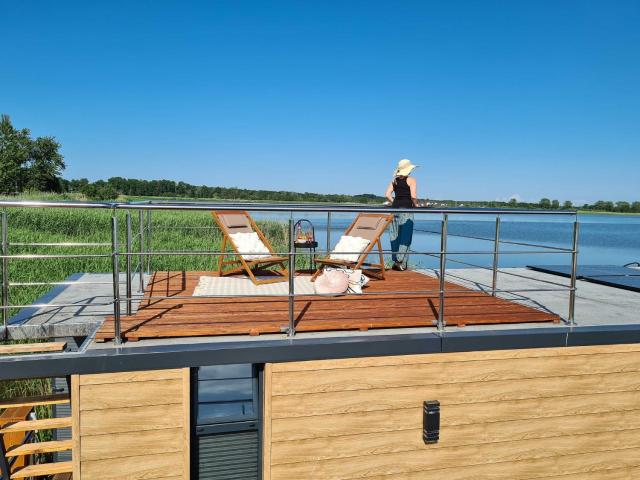 Luxury houseboat for 2 people by the sea