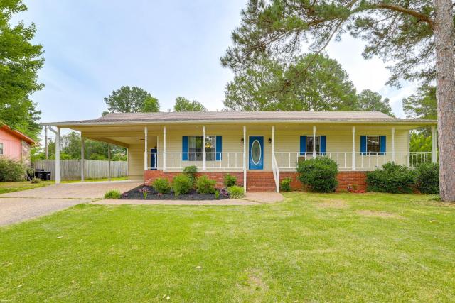 Charming Heber Springs Home with Deck and Fire Pit!