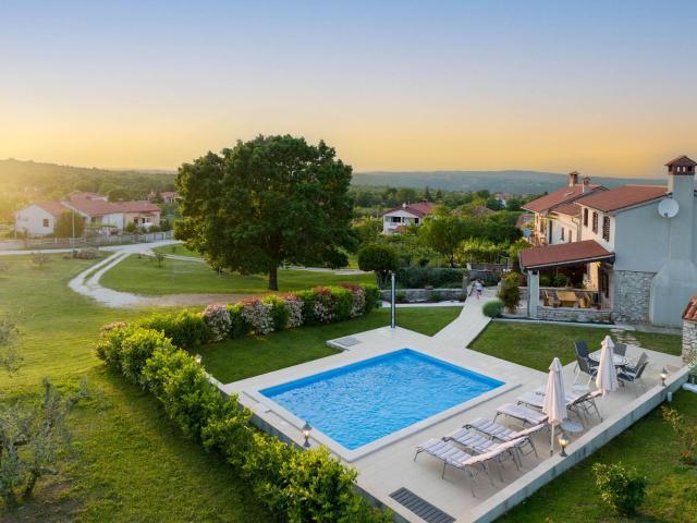 Casa Ivanovac with pool and large front yard