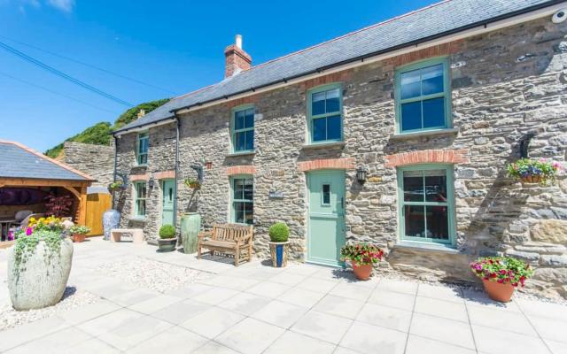 Min y Don, stone cottage by the edge of the sea, Llangrannog