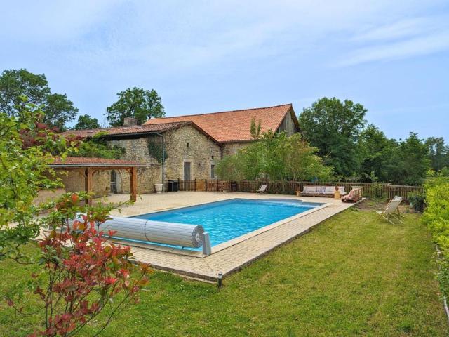 Gîte familial avec piscine privative, grand jardin et recharge voiture électrique, près d'Aubeterre-sur-Dronne - FR-1-653-256