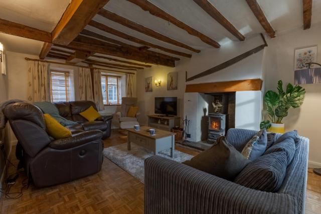 14th-century cosy 3-bed cottage Business stays