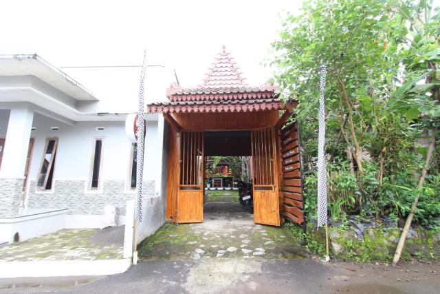 OYO 93789 Mbah Carik Homestay Syari'ah