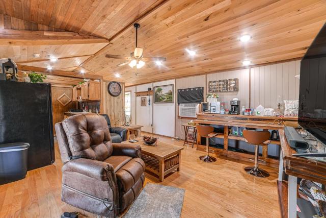 Peaceful Kentucky Countryside Cabin with Porch