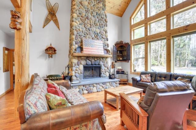 Peaceful Rhododendron Cabin with Fire Pit and Hot Tub!